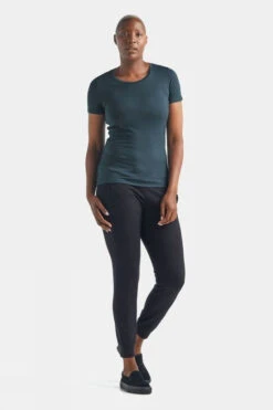 Icebreaker Tech Lite Low Crewe Tee -Outdoor Clothing Store a4816317 424a u